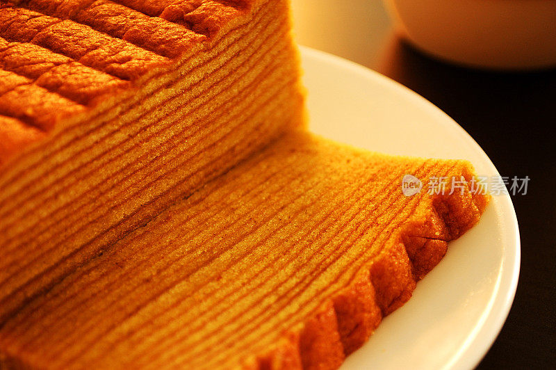 金棕色Kueh Lapis蛋糕